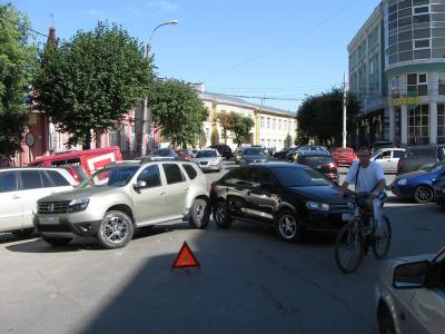 В центре Рязани столкнулись Renault и Volkswagen