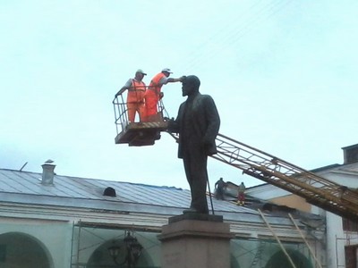 В Рязани помыли памятник Павлову
