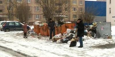 Двор одного из домов по улице Новосёлов заполонил мусор