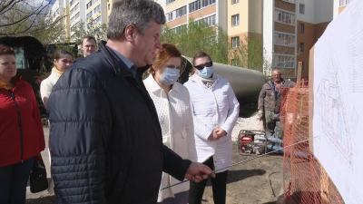 Елена Сорокина осмотрела территорию стройки школы в Кальном