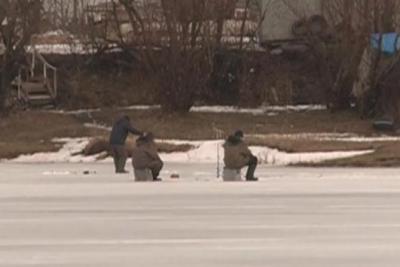 Рязанским рыбакам подтаявший лёд нипочём