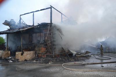 Появились фото тушения пожара в трёхэтажном особняке под Рязанью