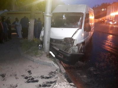 В Рязани микроавтобус врезался в столб, пострадали пять пассажирок