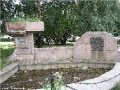 Монумент (или фонтан?) на площади Димитрова. Если фонтан, то давно не действующий, чаша заросла травой... title=