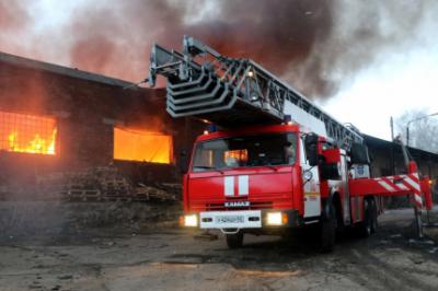 Горевшее здание на улице Станкозаводской тушили 15 пожарных расчётов