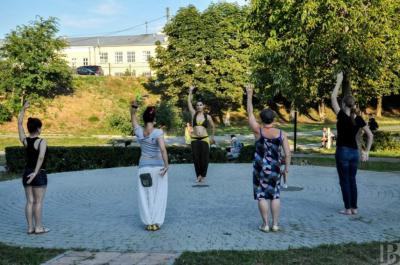 Рязанцев в центре города бесплатно учат танцам