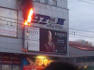 На фасаде ТЦ «Атрон» загорелась рекламная конструкция