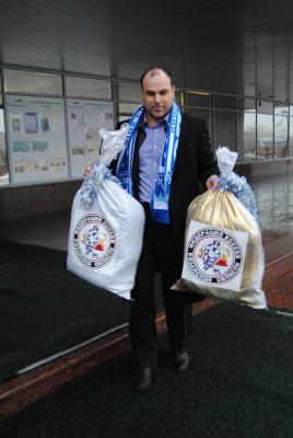 Болельщики ХК «Рязань» собрали подарки для детей востока Украины