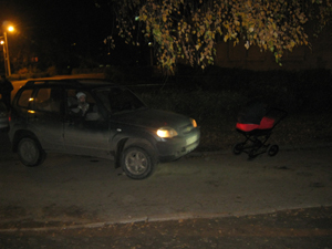 Во дворе рязанской школы «Нива» сбила маму с коляской