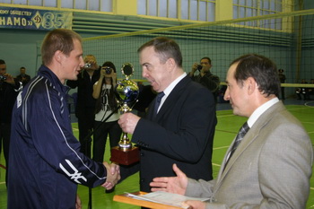 Иван Перов вручает кубок капитану рязанской команды Дмитрию Митрофанову.