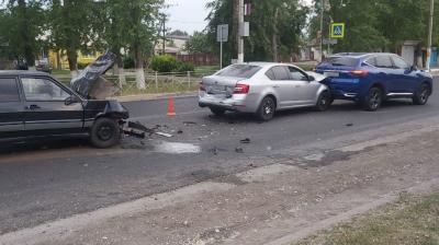 В Захаровском районе жёстко столкнулись три легковушки