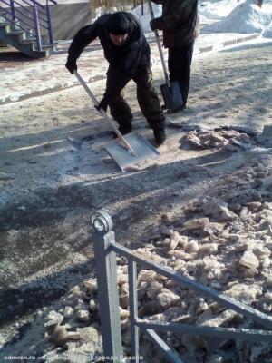 В Рязани продолжают убирать наледь с пешеходных зон