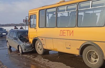 На трассе близ Рыбного легковушка врезалась в школьный автобус