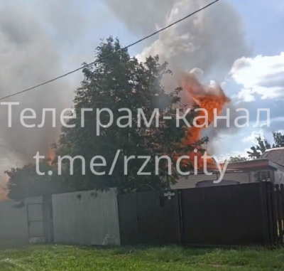 В селе Болошнево Рязанского района загорелись два дома