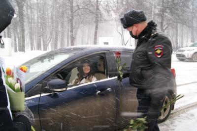 В Рязани инспекторы ГИБДД подарили цветы автоледи