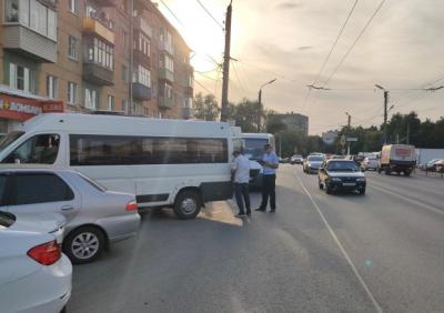 При столкновении двух маршруток на улице Гагарина пострадала девушка