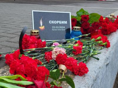Губернатор Павел Малков приехал к стихийному мемориалу жертвам трагедии в «Крокус сити холле»