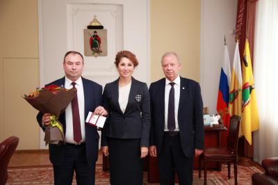Юлия Рокотянская вручила медаль главному врачу станции скорой помощи Рязани