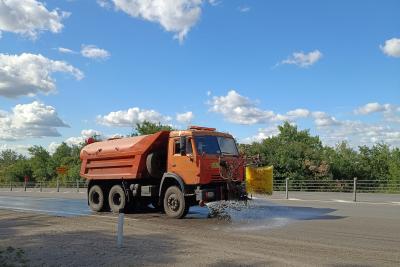 Участки федеральных дорог в Рязанской области в жару поливают для охлаждения