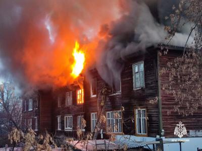 В Рязани горит жилой дом на улице Лесопарковой