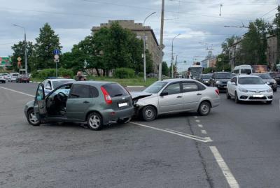 В центре Рязани столкнулись Lada Granta и Lada Kalina, пострадали два человека