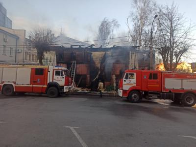 В центре Рязани загорелось заброшенное здание