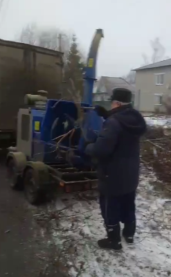 В Туме с помощью шредера избавляются от залежей древесных отходов