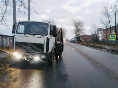 На улице Связи в Рязани мусоровоз сбил юношу на пешеходном переходе