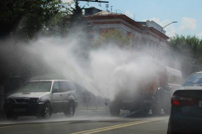 Улицы Рязани в жару поливают пять спецавтомобилей