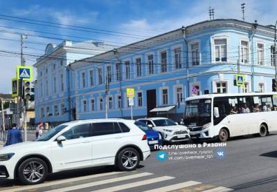 В центре Рязани столкнулись маршрутка и легковушка