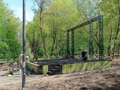 В Новопавловской роще в Рязани устанавливают сцену и детскую площадку