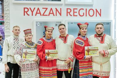 Три рязанские пары поженились на выставке «Россия» на ВДНХ в Москве
