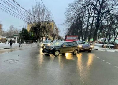 В жёстком столкновении внедорожника и легковушки в Рязани пострадали два человека