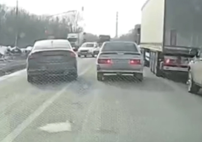 На Ряжском шоссе в Рязани водитель едва не угодил в ДТП, объезжая пробку