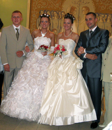 Рязанские сёстры-близнецы вместе зарегистрировали брак 07.08.09.