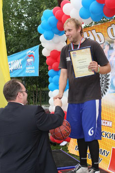 Анатолий Бороненков вручает студенту РГУ Сергею Савкину приз лучшего игрока турнира.
