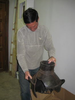 Дмитрий Шагаев с древним глиняным сосудом.