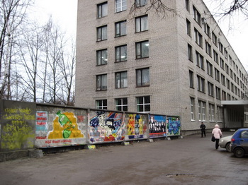 Граффити добавили цвета в серые тона улицы