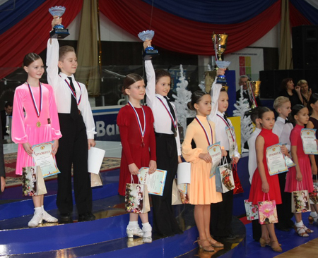 Призёры и финалисты «Новогоднего калейдоскопа» одной из детских возрастных групп.