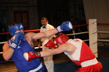 Финальный бой в супертяжелом весе между Ильей Руденко из Михайлова (в синей форме) и украинцем Егором Плевако.
