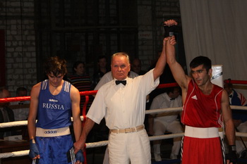 В полуфинал турнира вышел и чемпион Армении Вагинак Тамразян (Владимирская область) – в красной майке.