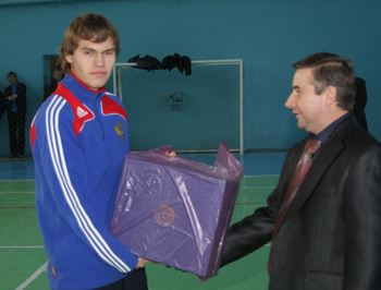 Приз лучшему нападающему Василию Швеченкову (слева) вручает главный судья турнира Алексей Крыканов.
