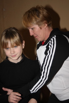 Самая юная участница соревнований Ирина Александрова со своим тренером Людмилой Кулешовой.