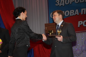 Олеся Овсейчук вручает Андрею Шевелёву приз от спортсменов и тренеров.