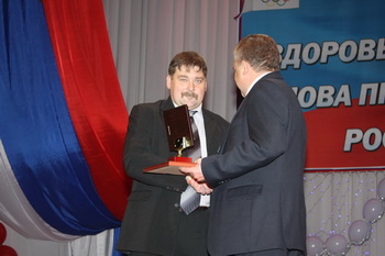 Награды лучшему тренеру области Владимиру Тебенихину вручает Пётр Алабин.