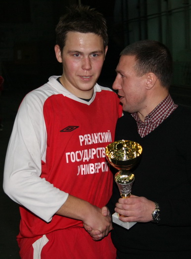 Владимир Спиридонов вручает капитану команды РГУ кубок за победу в турнире.