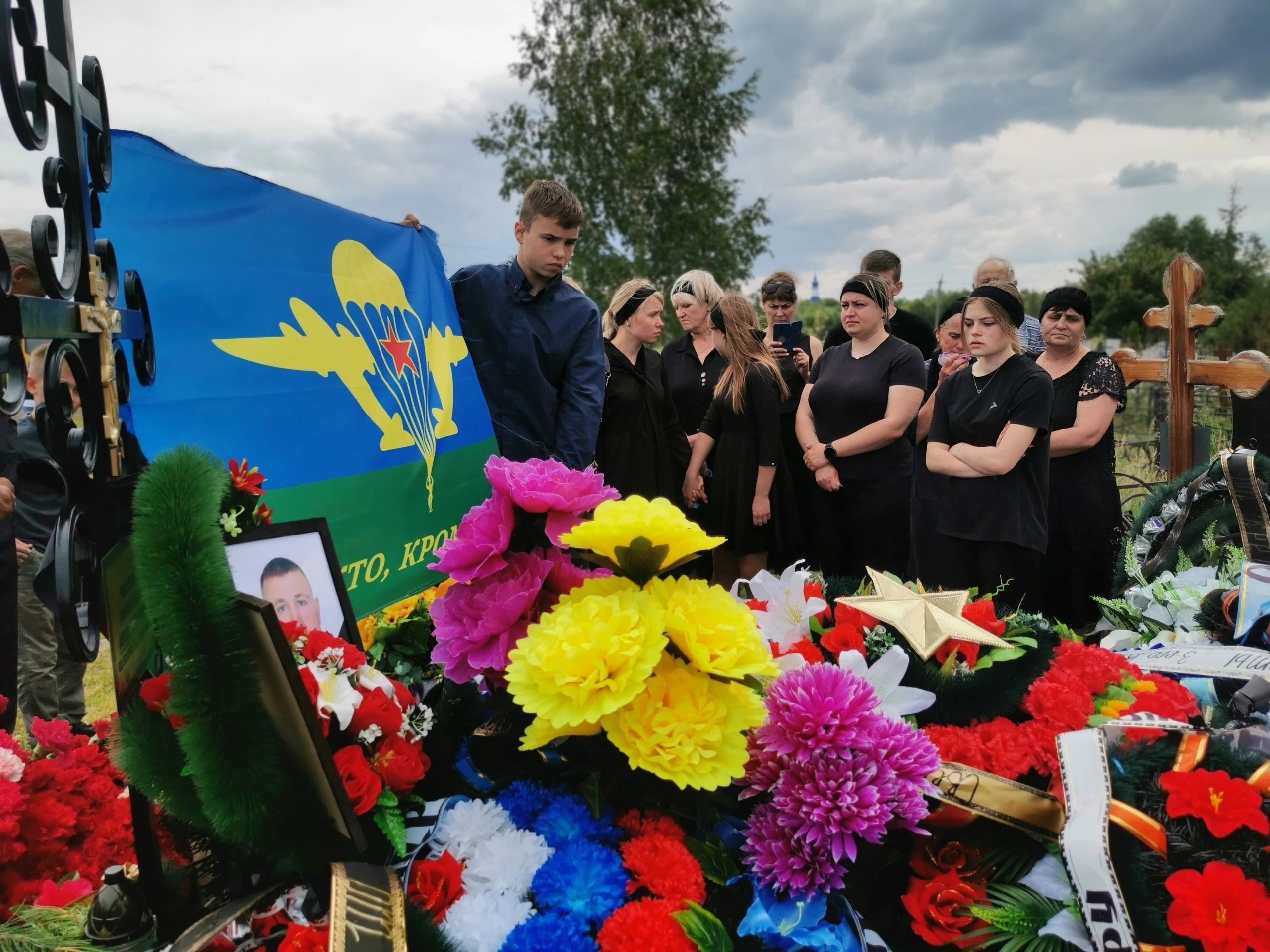 разбитому доту приходят ребята приносят цветы на могилу солдата фото 38