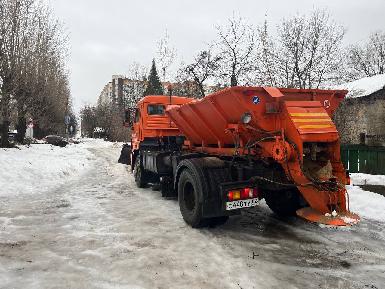 ЭкоПронск» передал на нужды Рязани 25 тонн антигололёдного состава и  выделил пескоразбрасывающую машину