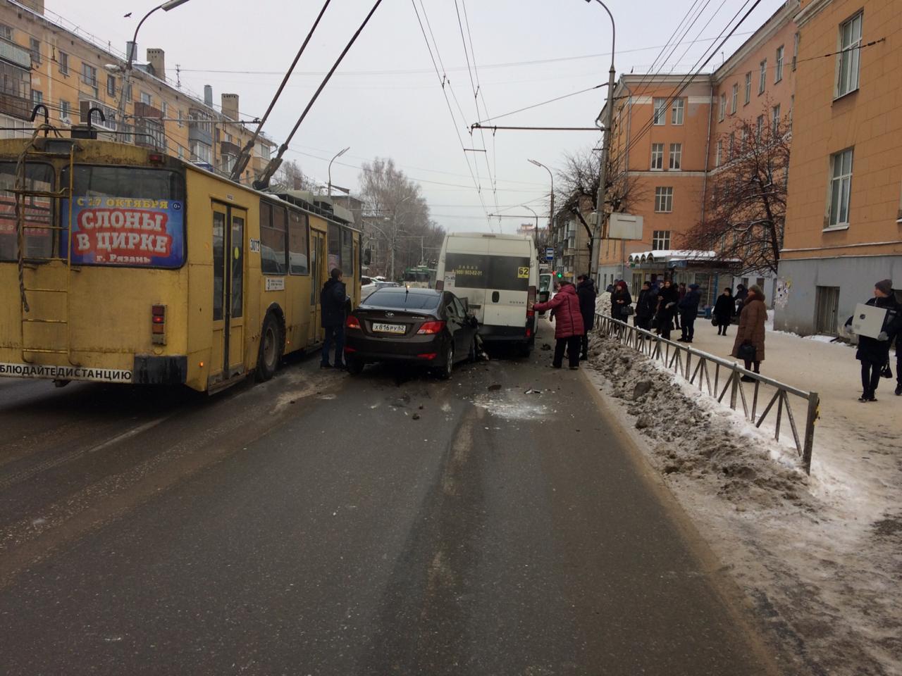 В Рязани на улице Гагарина иномарка врезалась в маршрутное такси