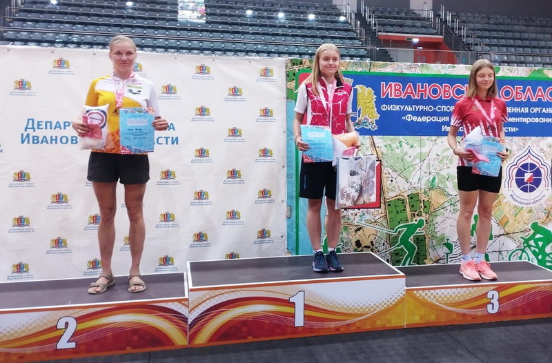 Крайняя слева — Полина Соина